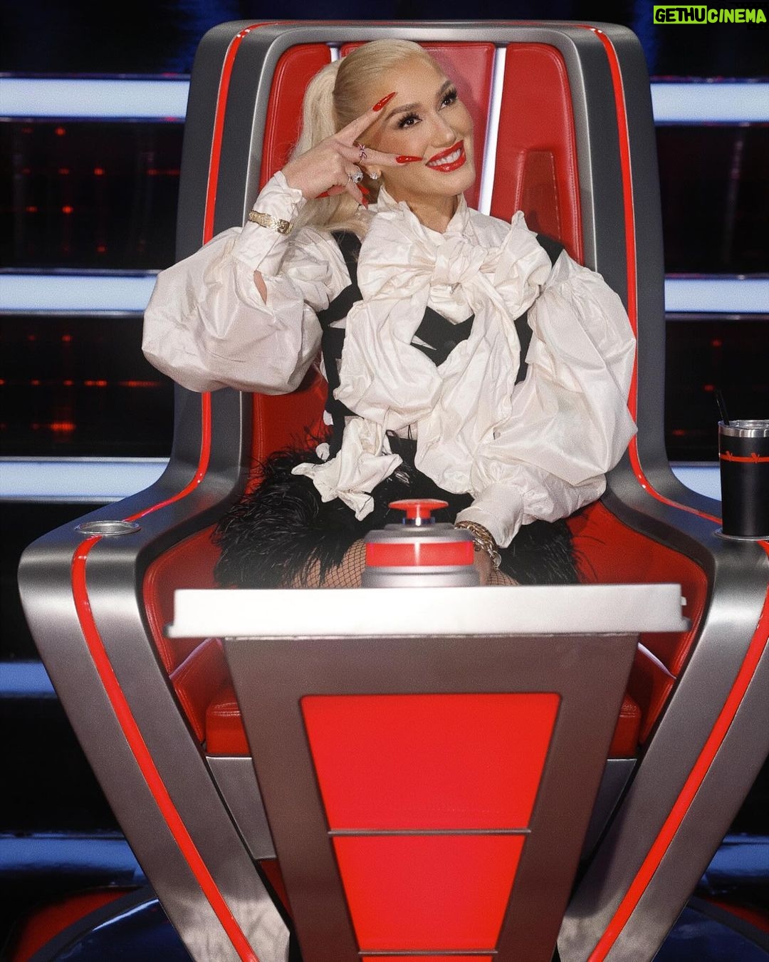 Gwen Stefani Instagram - sitting back, relaxing, + enjoying 2nights #voicebattles :)