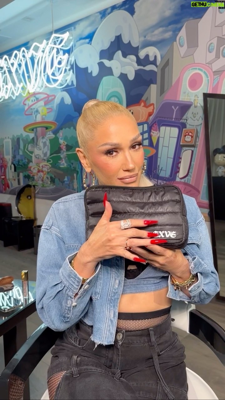 Gwen Stefani Instagram - In good company with @gwenstefani’s fall essentials 🤎🎀 @onesize — Turn Up The Base Powder Foundation GXVE Beauty — Spark The Fire Plumping Lip Balm @soldejaneiro — Brazilian Bum Bum Body Cream @slipsilkpillowcase - Silk Scrunchies @rarebeauty — Soft Pinch Liquid Blush @neutrogena — Mini Makeup Cleansing Wipes GXVE Beauty - Bubble Pop Electric Lip Gloss @touchland — Power Must Hydrating Hand Sanitizer @summerfridays — Lip Butter Balm @theouai — Leave In Conditioner #sephoramusthaves #whatsinmybag #makeupbagtour #GwenStefani #makeupessentials