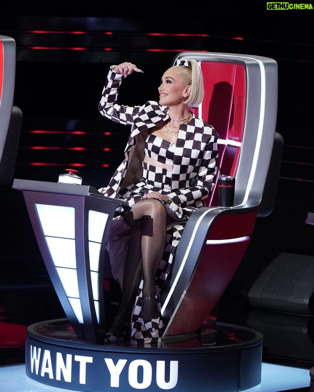 Gwen Stefani Instagram - 🤠🤠@blakeshelton taught me well !! #teamgwen #thevoice