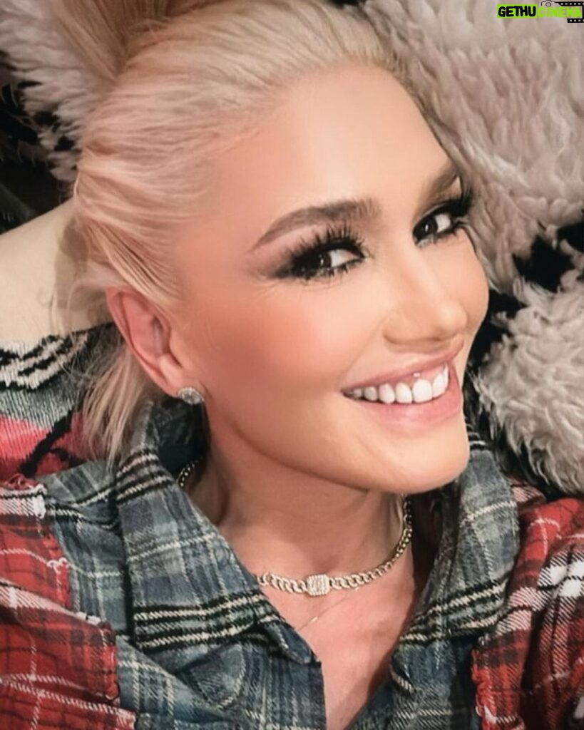 Gwen Stefani Instagram - ahh thank u so much for all the bday wishes !!! 4 my bday this year, i wanted to celebrate with u 🩷 head over to @gwenstefanihq for more :) gx