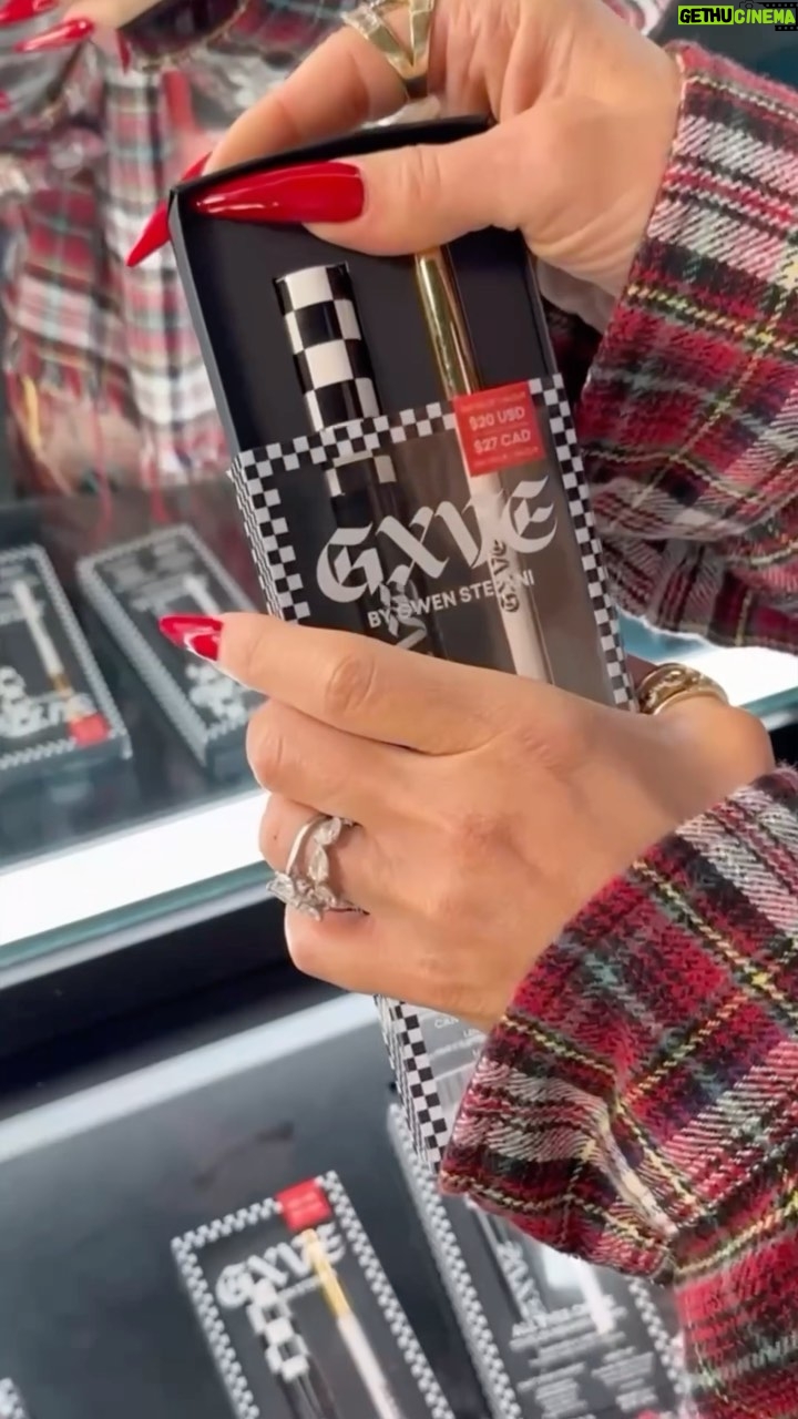 Gwen Stefani Instagram - Get the queen of glam @gwenstefani’s must have eye products, Can’t Stop Staring Mascara and Line It Up Gel Liner in Spiderwebs, available in our new All Eyes On Me Set 🖤👀 Available exclusively @sephora ✨