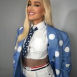 Gwen Stefani Instagram - and we r back 2night !!! #thevoice 🩵💫 m/u: @gxvebeauty + @anthonyhnguyenmakeup + @kvdbeauty hair: @hair_sulon nails: @eriishizu styling by: @robzangardi + @marielhaenn full look: @thombrowne