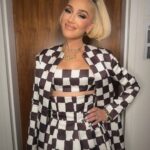 Gwen Stefani Instagram - Can't stop obsessing over @gwenstefani's glam on @nbcthevoice? Recreate the look using your #GXVEbeauty favs, paired with the best from @kvdbeauty 👀💋 Get the Look: Bubble Pop Electric Lip Gloss in ‘Dolled Up’ & ‘Sweet Tooth’ Pout To Get Real Lip Pencil in ‘Do Whatever’ Feelin’ Cheeky Blush Duo in ‘Ex-Girlfriend’ Pick It Up Contour & Bronzer Duo in ‘Toastin’ Check My Glow Highlighter in ‘Platinum Cowgirl’ Eye See In Color palette in ‘Danger Zone’ Line It Up in ‘Spiderwebs’ Can’t Stop Staring Mascara + falsies @anthonyhnguyenmakeup also used: @kvdbeauty Good Apple Serum Foundation in Medium 027 @kvdbeauty Good Apple Concealer in Light 119 @kvdbeauty ModCon Liquid-Gel-Contour in Light Warm @kvdbeauty Lock-It Finishing Powder in Light Medium @kvdbeauty Dazzle Long-Wear Eyeshadow Stick in ‘Hail Surge’ #GwenStefani #glambreakdown #nbcthevoice #thevoicepremiere #makeuptutorial #makeuptransformation #getthelook