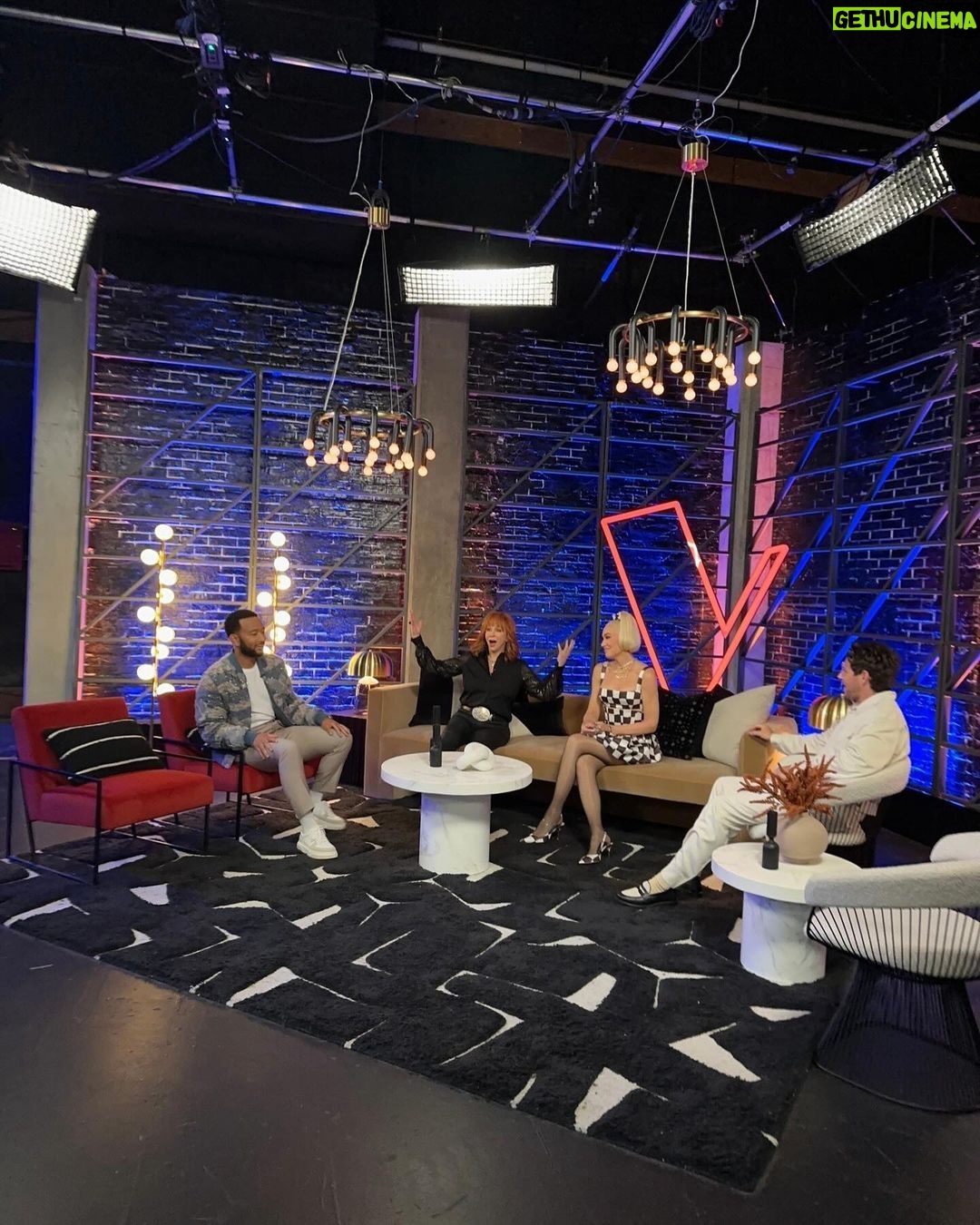 Gwen Stefani Instagram - We’re having #toomuchfun on @nbcthevoice! What a crew!