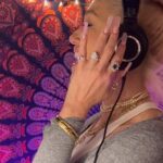 Gwen Stefani Instagram - “Love is Alive” with @blakeshelton is available everywhere today 💜  recording this song by @thejuddsofficial was such an honor and an incredible opportunity- we hope u enjoy :) gx Henson Recording Studios