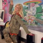 Gwen Stefani Instagram - tick tock… :)