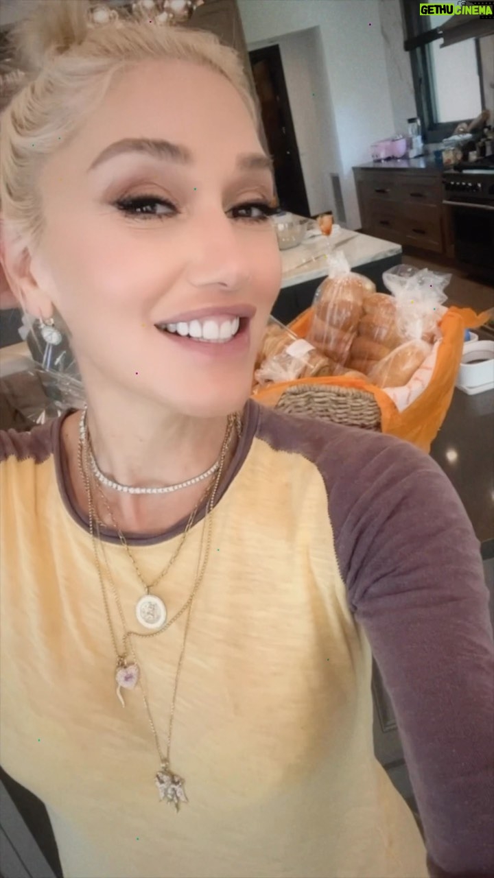 Gwen Stefani Instagram - thank u @shellibird1 for bringing @natenals to our house !! 🥰 if ur in LA u have 2 try it !! 🧡🧡 gx