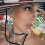 Gwen Stefani Instagram - cheers 🇺🇸🍻 !! gx