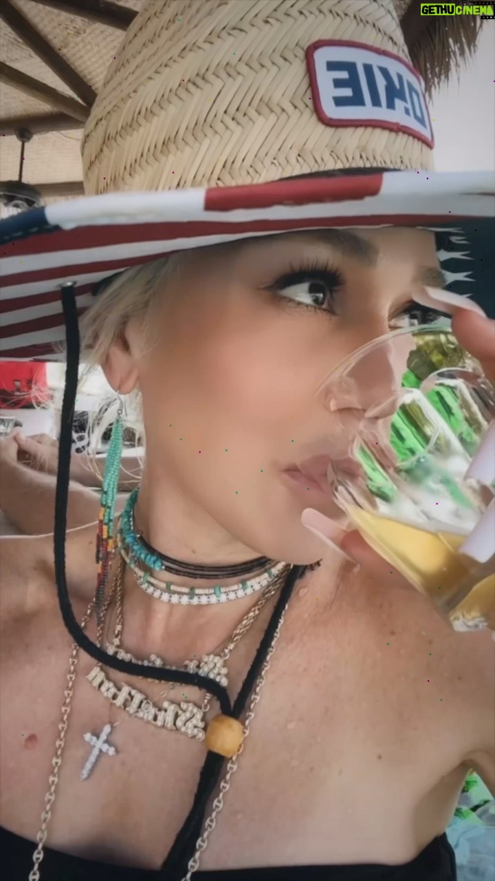 Gwen Stefani Instagram - cheers πΊπΈπ» !! gx