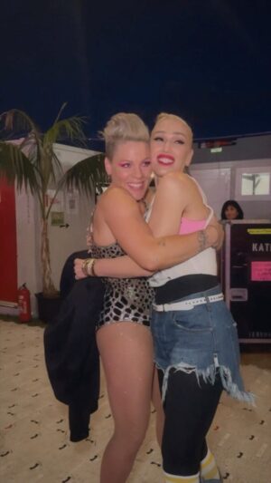 Gwen Stefani Instagram - @pink u are such a superhero - thank u for allowing me to share the stage with u !!! 💗🎉 i love u gx