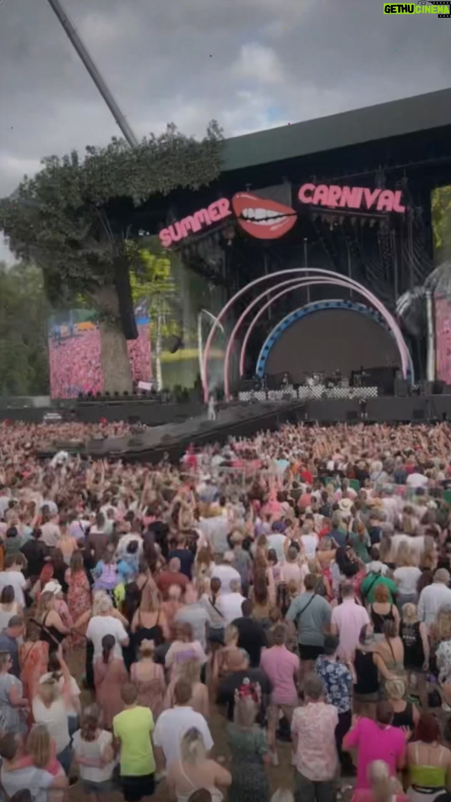 Gwen Stefani Instagram - WOW !! thank u SO much @bsthydepark, @pink, everyone who came out to sing tonight, and a special thanks 2 @therealeve for coming on stage tonight ✨💕 what a fun kickoff to BST Hyde Park night 1 !! tomorrow is going to be just as incredible 🎉🎉 thank u for having me 🤍 gx