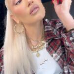 Gwen Stefani Instagram - there’s no lashes @gxvebeauty Can’t Stop Staring Mascara can’t transform !! now in a mini travel size too @sephora ✨ gx #sephoraatkohls #boldlashes #cleanmascara #lashtransformation #mascararoutine