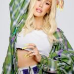 Gwen Stefani Instagram - step inside my true babe photoshoot 🌸 #truebabe out fri june 23 !!