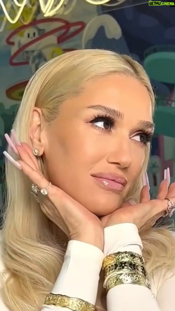 Gwen Stefani Instagram - PICK IT UP & TAP IT OUT Get Gwen’s signature sculpted look with our new Pick It Up Cream Contour & Powder Bronzer Duo ✨ 🤎 PICK IT UP: Apply cream contour to pick up your cheeks! Start just above the ear, right beneath the cheekbones and along the jawline to create dimension a lifted look. 🤎 TAP IT OUT: Using tapping motions, press the contour into the skin before blending. 🤎 WARM IT UP: Place powder bronzer above contour to warm up the skin. Available now at gxvebeauty.com, sephora.com #sephoraatkohls and in-store at @sephora #creamcontour #powderbronzer #contourbronzerduo #GwenStefani #newbeautylaunches #cleanatsephora #gxvebeauty