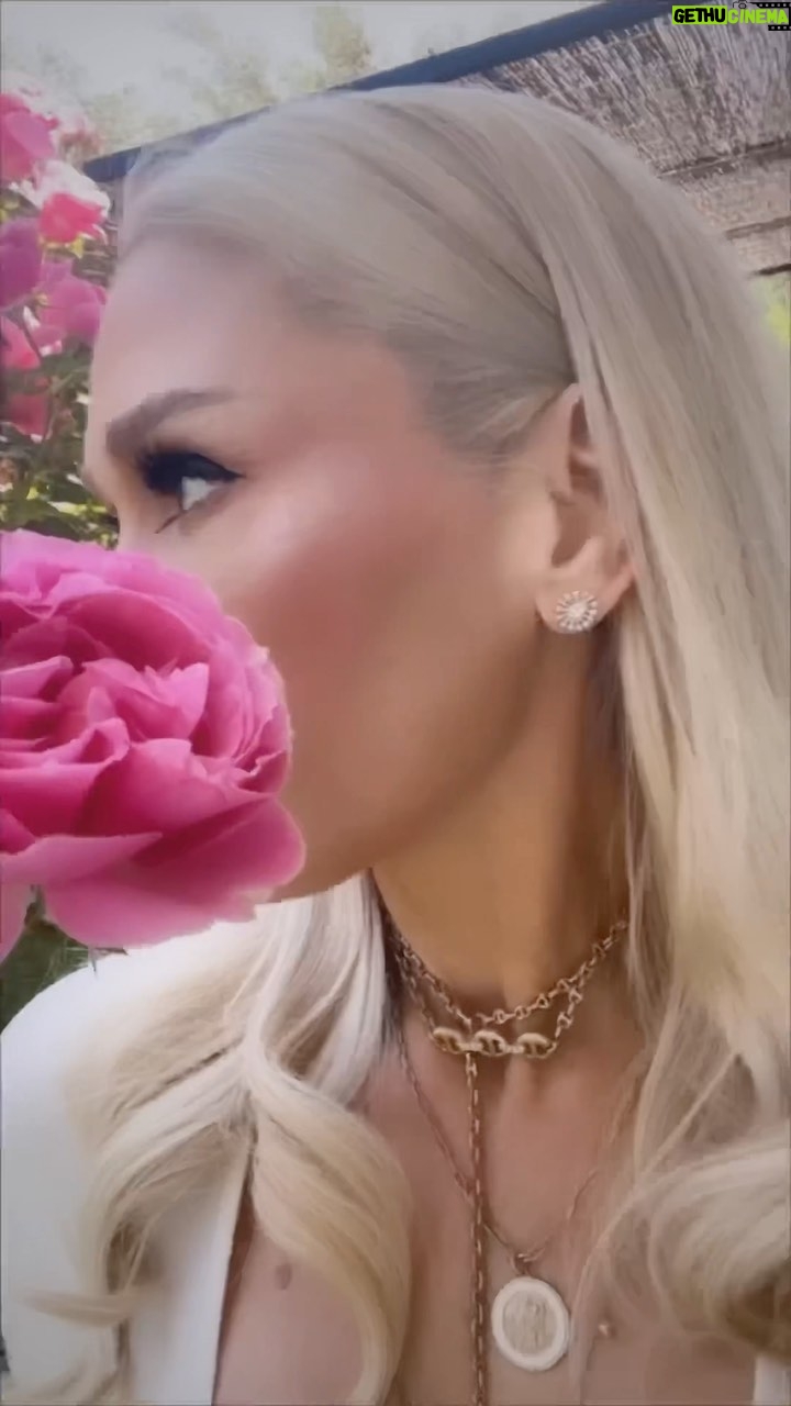 Gwen Stefani Instagram - glowing just in time for summer ✨