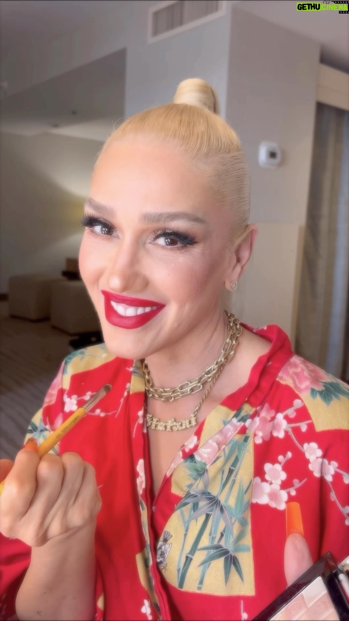 Gwen Stefani Instagram - This is BANANAS ✨ Do as @gwenstefani does and get your glow on with @gxvebeauty’s NEW Check My Glow Multi-Dimensional Highlighters—available now in 3 shimmering shades.
