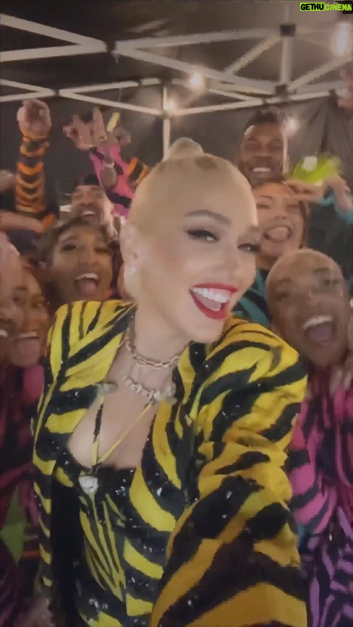 Gwen Stefani Instagram - still can’t get over how incredible this weekend was at @beachlifefestival ☀️ thank u SO much for singing + dancing with me 🎉 gx