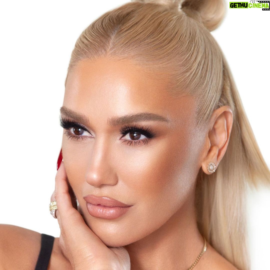 Gwen Stefani Instagram - Ready to get SCULPTED, SUNKISSED & GLOWING? β¨ Introducing two new additions to the GXVE lineup: β‘ CHECK MY GLOW Multi-Dimensional Illuminating Highlighter β A weightless, creamy highlighter that blends in seamlessly for a filtered, multidimensional glow that lasts.β Available in 3 shades. π« PICK IT UP Cream Contour & Powder Bronzer Duo β A blendable cream contour and powder bronzer duo in 5 shades that instantly sculpts, lifts, and adds natural warmth to all skin tones.β Here @gwenstefani rocks Pick It Up in Toastin' and Check My Glow in Platinum Cowgirl. Head to our stories to get to know your new summer staples. Launching: 5/16 - Sephora Rouge Member early access 5/17 - sephora.com + gxvebeauty.com 6/1 - in store @sephora #gxvebeauty #gwenstefani #cleanatsephora #contour #bronzer #highlighter #glowymakeup