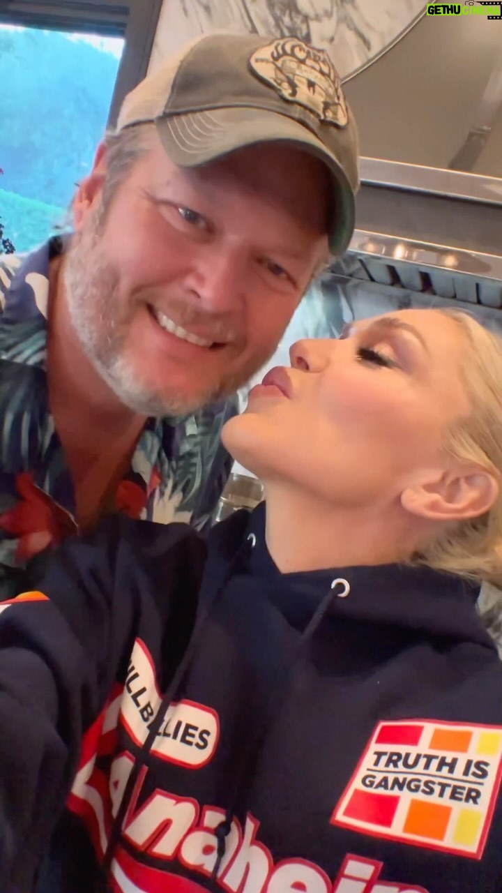 Gwen Stefani Instagram - from our family 2 yours, we hope u had a very merry Christmas :) 🎄🥰 gx