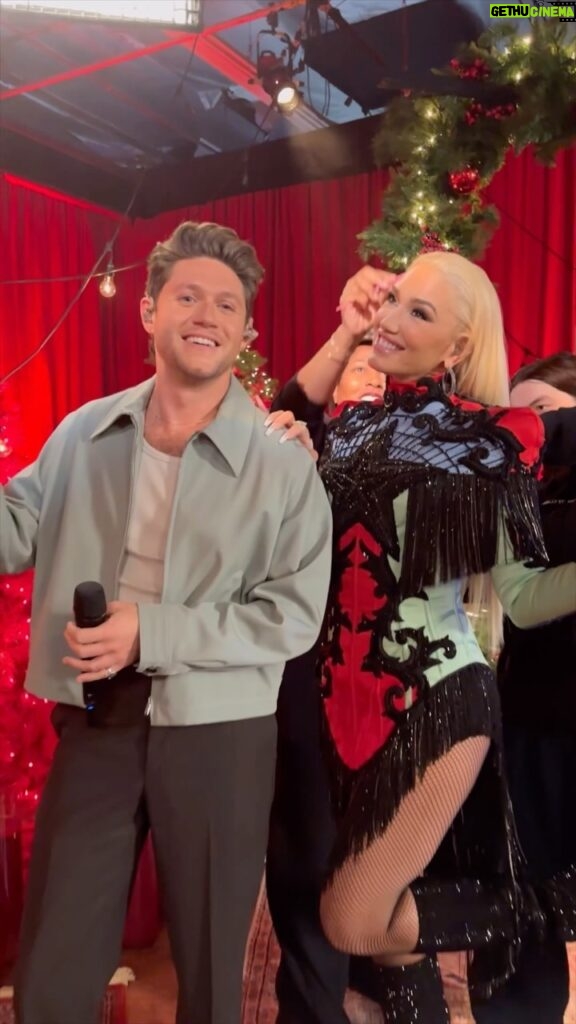 Gwen Stefani Instagram - it’s Christmas at @nbcthevoice 🎄♥️🛷 !! gx
