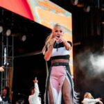 Gwen Stefani Instagram - ahhh #TikTokTailgate what an incredible experience !!! i had such a fun time singing and dancing with u ✨ and performing Purple Irises for the first time with @blakeshelton 🎉🪻 WHAAT !! thank u @nfl + @tiktok :) now lets play some football 🏈 gx Allegiant Stadium