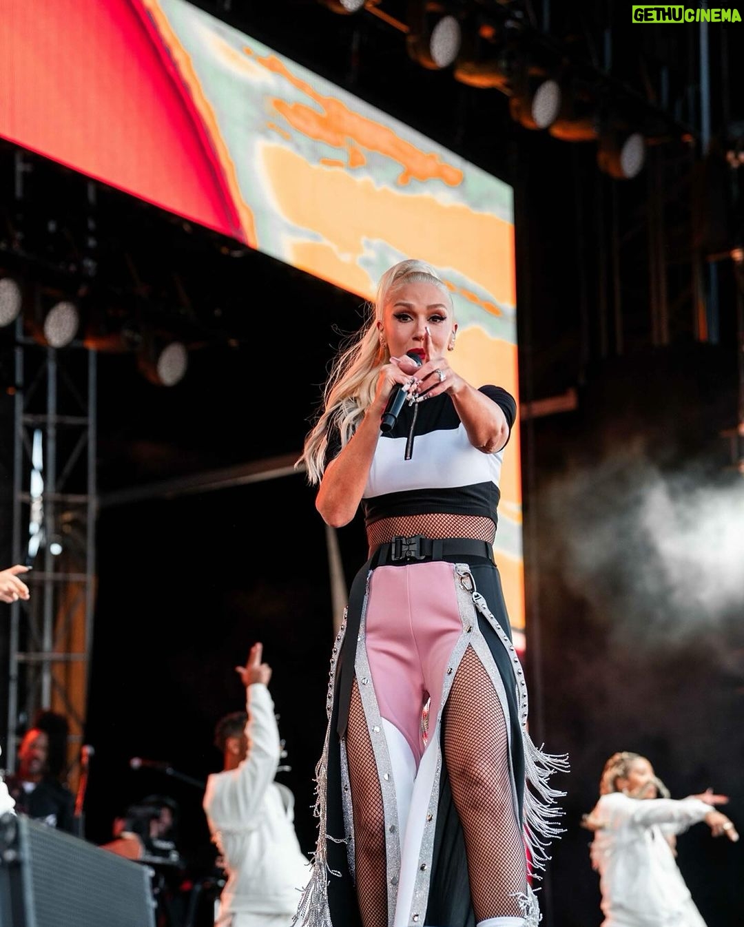 Gwen Stefani Instagram - ahhh #TikTokTailgate what an incredible experience !!! i had such a fun time singing and dancing with u ✨ and performing Purple Irises for the first time with @blakeshelton 🎉🪻 WHAAT !! thank u @nfl + @tiktok :) now lets play some football 🏈 gx Allegiant Stadium