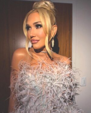 Gwen Stefani Instagram - ❄️👱🏻‍♀️✨⛸️🩵
m/u: @anthonyhnguyenmakeup + @gxvebeauty 
hair: @hair_sulon 
styled by: @robzangardi + @marielhaenn 
wearing: @marchesafashion 
nails: @eriishizu