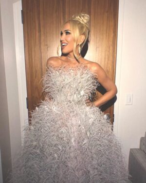 Gwen Stefani Instagram - ❄️👱🏻‍♀️✨⛸️🩵
m/u: @anthonyhnguyenmakeup + @gxvebeauty 
hair: @hair_sulon 
styled by: @robzangardi + @marielhaenn 
wearing: @marchesafashion 
nails: @eriishizu