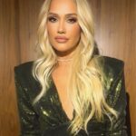 Gwen Stefani Instagram - 2nights look 🤍 m/u: @anthonyhnguyenmakeup + @gxvebeauty hair: @hair_sulon styled by: @robzangardi + @marielhaenn nails: @eriishizu
