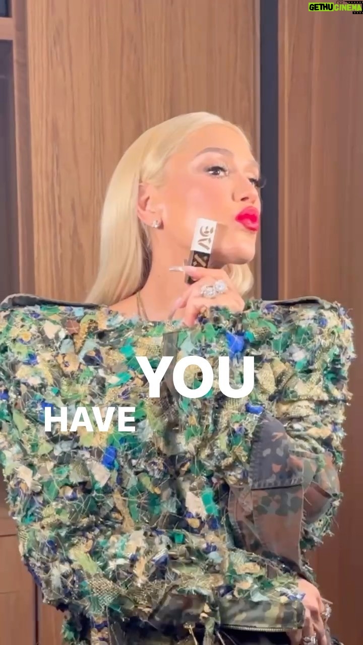 Gwen Stefani Instagram - Have yourself a merry little GXVEmas with this holiday look from @gxvebeauty founder @gwenstefani.