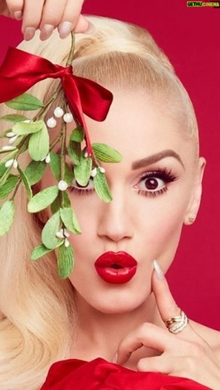 Gwen Stefani Instagram - “You Make It Feel Like Christmas” is officially @riaa_awards Certified Platinum! 💿 ✨ To celebrate, we’re taking a trip down memory lane with some of our favorite performances of our favorite holiday track. ❄️ Have you ever heard it performed live?