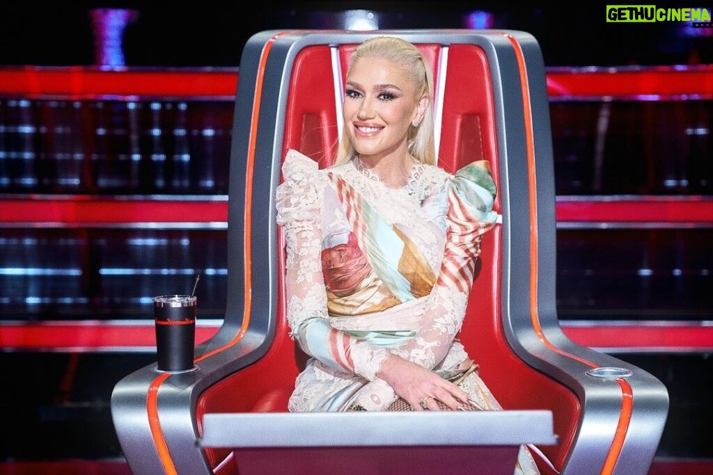 Gwen Stefani Instagram - good vibes only for 2night’s last night of #voiceplayoffs !! :) gx