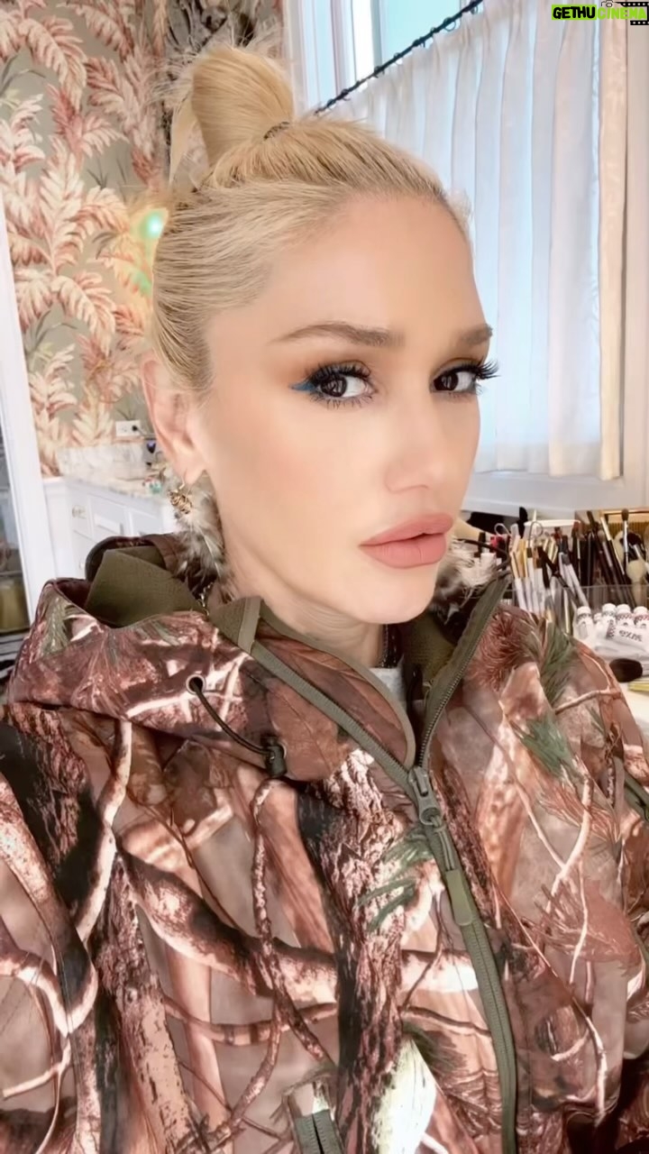 Gwen Stefani Instagram - itβs a good morning with @gxvebeauty ππ gx