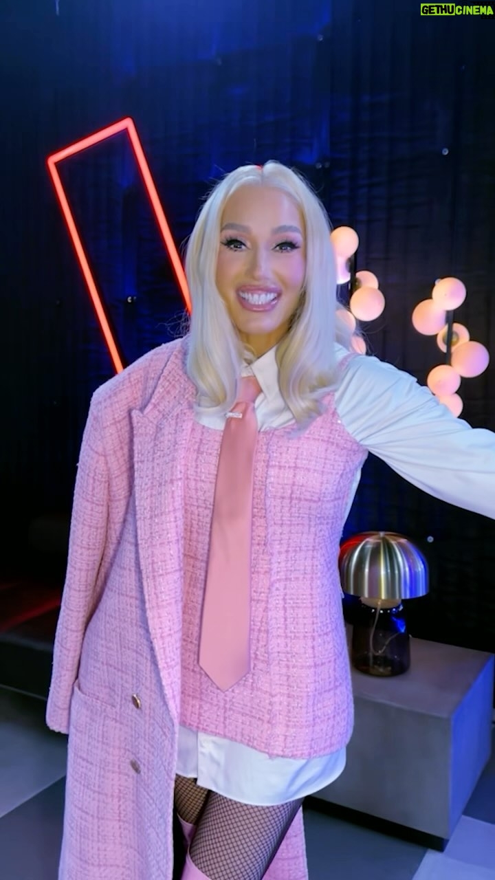 Gwen Stefani Instagram - goooo #teamgwen 🩷 💐 !!