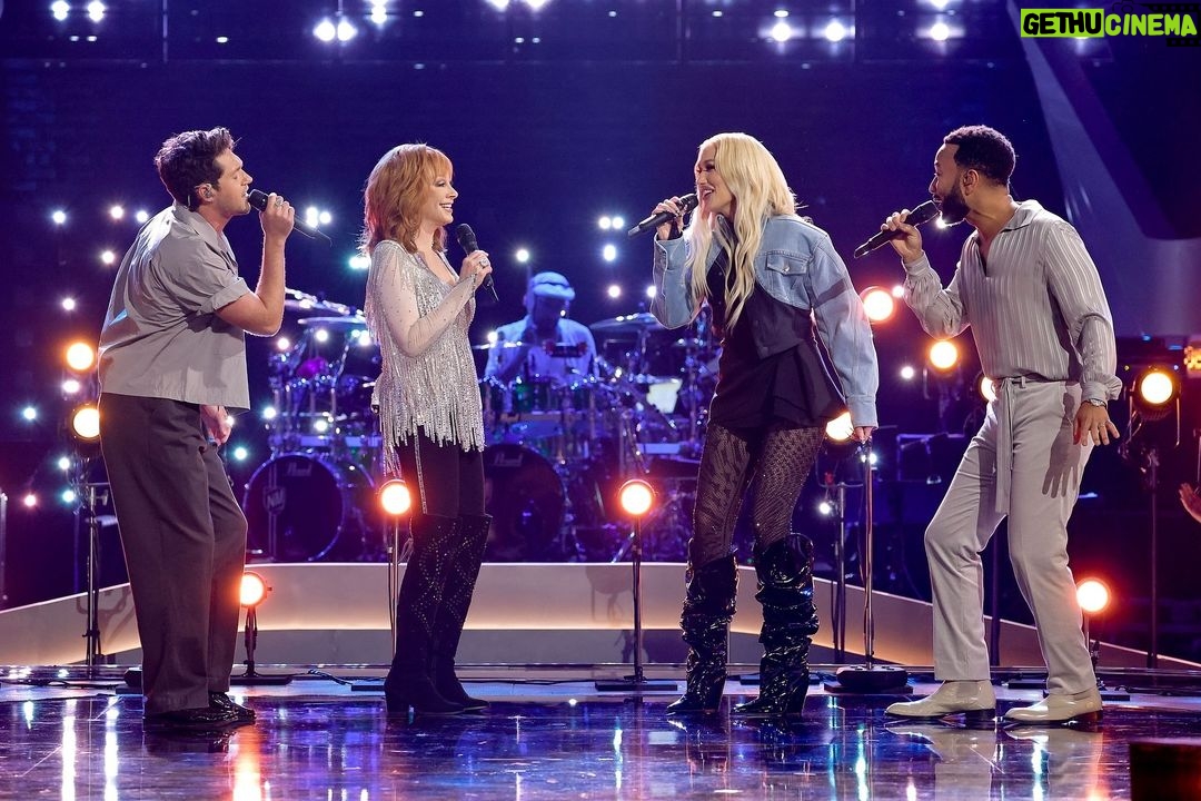 Gwen Stefani Instagram - takin’ it easy w my fellow #thevoice fam :) gx