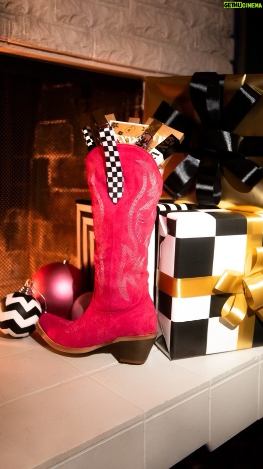 Gwen Stefani Instagram - βtis the season 4 GXVINGGGG :) cannot believe the holidays r just around the corner !! i luv decorating + there is nothing like a country-haul for this time of year ππ€ @gxvebeauty is a musttt for everyone who luvs anything makeup + beauty !! πππ gx