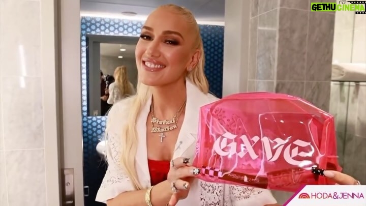 Gwen Stefani Instagram - thank u SO much @todayshow + @hodaandjenna + @zannarassi :) we talked all of my favorite things ✨music + @gxvebeauty !! head to my link in bio + to see my essentials + use the code TODAY at checkout for special pricing :) 🎁 gx