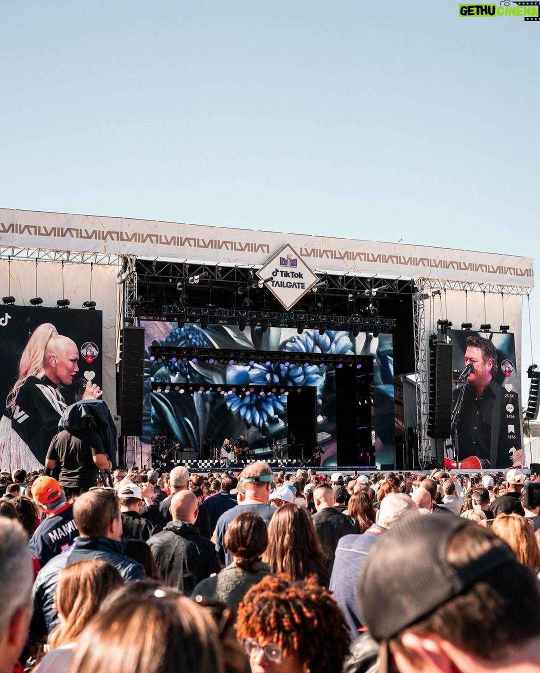 Gwen Stefani Instagram - ahhh #TikTokTailgate what an incredible experience !!! i had such a fun time singing and dancing with u ✨ and performing Purple Irises for the first time with @blakeshelton 🎉🪻 WHAAT !! thank u @nfl + @tiktok :) now lets play some football 🏈 gx Allegiant Stadium