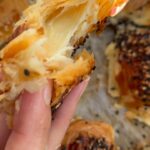 Hümeyra Aydoğdu Instagram - Kilo aldıran mı ? Verdiren tarifler mi ? Şimdi bu tarafından değil de yedikçe mutlu eden tarifler diye düşünsek :) Hamur işleri vazgeçilmezimiz 😍 Hangimiz yiyip de mutlu olmaz ki ? Bu tarif çok basit ! Malzemeler en bilinen, kolay bulunan … Küçük bir lezzet sırrı paylaşacağım sizinle 🪄 Milföy hamuru içine Mascarpone peyniri sürüyorum. İşte sırrım bu kadar 😍 Mascarponenin kaymaksı tadı yumuşacık ve tereyağımsı bir lezzet katıyor… bir de üzerine sevdiğim kaşar peyniri ne varsa ekliyorum. Kapatıyorum-kesiyorum - yumurta sarısı sürüyorum- üzerine ; susam çörekotu keten tohumu ne varsa serpip 190 ° fırında kızarıp kabarana kadar pişiriyorum. Bayılacaksınız 😘 #fitmigitmi #happiness #recipe #düsseldorf #istanbul🇹🇷