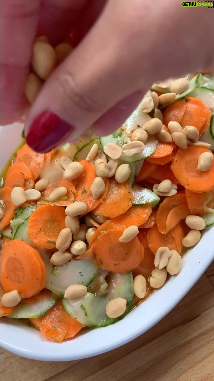 Hümeyra Aydoğdu - 476 Likes - Selam Fıstıklar 🥜
Fıstık gibi kalmanız için size yerfıstığı yağıyla yaptığım salatamın inceliklerinden bahsedeceğim 🥜☺️
Yerfıstığı E vitamini ve Protein bombası olduğu için saçınıza gözünüze cildinize midenize müthiş faydaları var 🥜😍🥜
Benim Zeytinyağından sonra en çok kullandığım yağ Fıstık yağı 🥜
Bu salataya çok yakışıyor 🥜Malzemesi az🥜Yapımı kolay🥜
Salatalık ve Havuçları ince ince rendeledim.
2 adet lime yani yeşil limon sıktım.
İnceciiiiiik kıydığım 1 kaç dal dereotunu 🌿 biraz elma sirkesiyle karıştırdım. Üzerine biraz tuz ve 3 y.k. Yerfıstığı Yağı ilave ettim. Ve bolca kavrulmuş fıstık serpiştirdim. Bayılacaksınız 😍🥜
Deneyin şifa bulun 🙌🏻☺️❤️
#erdnussöl #peaunutoil #peaunut #oil #heel #healthyrecipes #deutschland #düsseldorf #food #reels #essen
