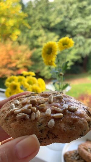 Hümeyra Aydoğdu Instagram - Dereotlu Kurabiye Poğaça 😍

Maya yok- Kabartma tozu yok ! Annelerimizin deyimiyle kıyır kıyır 😍

Bol dereotu 🌿 
Tam buğday unundan 🌾 hamurunda bolca peynir 🧀 ( beyaz peynir 🧀 parmesan ve gouda ) siz hangisini dilerseniz ekleyebilirsiniz ! 

3/1 oda sıcaklığındaki tereyağını 3 y.k zeytinyağ- 
1 tam yumurta ve 1 yumurtanın beyazı içine sarısı üzerine sürülecek şekilde ayırdım. 1 pinçik tuz 🧂 annem şeker de katardı dilerseniz bir pinçik şeker. Biraz çörekotu - 1 çay b. Yoğurt - 2 su. B tam buğday unu 🌾 dilediğiniz kadar ince kıyım dereotu 🌿 yoğurun şekil verin tepsiye dizin . Çatalla üzerine çok derin olmadan baskı yaptım. Yumurta sarısı sürdüm. Ayçekirdekleri serpiştirdim. 180 ° kızarana dek yaklaşık 25-30 dk pişirdim. 

Sıcak sıcak en sevdiğim hali 🫖

Hadi siz de deneyin☺️ 🙌🏻

#deutschland #heal #healty #food #anneelideğmişgibi #dereotlupoğaça