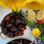Hümeyra Aydoğdu Instagram – Oo la la la 😍
Bulgurlu Nar ekşili Kurutulmuş Patlıcan Dolması 😍 

Türk Mutfağına Aşığım Dostlar 😍 ve her fırsatta farklı tarifleri pişiriyorum. 
Bu şahane dolmayı “ Pirinçle değil Bulgurla “ yaptım. Bu haline sarımsaklı yoğurtla servis çook yakışıyor 🤩 benden demesi 😀

Bol zeytinyağ ile pişiriyorum ve soğuk haliyle çoook seviyorum 😍 yapımı belki biraz zaman alıyor ama bu sonuca değiyor 🎉

3-4 adet kuru soğanı yemeklik doğradım. 2 diş sarımsakla birlikte 1 fincan zeytinyağ da iyice yumuşayana dek kavurdum.Ocağın altını kapatıp – Üzerine yıkayıp süzdüğüm 1 su b. dolusu bulguru-annemin ev yapımı domates sosunu :) isteğe göre biber salçası – 1 y.k nar ekşisi- yarım limon suyunu 🍋 bolca hem taze hem kuru nane ve maydanoz isteğe göre reyhan da olur 😍🌿 pul biber – karabiber – çok az tuz – bolca sumak ekleyip iyice karıştırdım. Kuru Patlıcanları çatala batacak yumuşaklıkta 5 dk sıcak 
su da beklettim. 
İçlerini yarısından biraz fazla doldurdum ki bulgurlar şişip içlerinden taşmasın diye…

Tencereye biraz zeytinyağ gezdirdim. Patlıcanları tencereye dizdim. Bir kısmının üzerine domates koydum – bir kısmını da mantı gibi kapattım. 

Üzerine biraz limon suyu ve tencerenin yarısına dolacak kadar su ilave ettim. 

Orta ateşte pişirdim. Ve karşınızda Ekşili Kurutulmuş Patlıcan dolması 😍🍆🍋 isterseniz sarımsaklı yoğurtla sıcak servis yapın… yada soğuk soğuk 😋 
Afiyet olsun 😘💐

#aubergine🍆 #recipe #healhty #food #turkish #turkishtraditionalfood #lezzet #turkishcuisine #dish #dolma #deutschland #düsseldorf