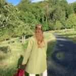 Hümeyra Aydoğdu Instagram – 🐉 🏰 Almanya’nın eski başkenti BONN’a yolunuz düşerse 🐉 EJDERHA KALESİNE 🏰 diğer adıyla Ejderhanın Kayası – mutlaka gelmelisiniz. Bir kere bölge çok güzel. Yemyeşil patika yollardan tırmanırken heryer Elma ağaçlarıyla dolu 🍎
🌿 inanılmaz güzel bir görüntü ve insanı çok iyi hissettiren bir bölge. 
Sanki Cennetteymişcesine 😍🌿

🏰 Arabanızı Kaleye çıkış yolunda bulunan otoparka parkedip oradan bu nefis yolda yürüyerek gelebilirsiniz. Hafif tırmanış için rahat spor ayakkabılar şart!

 🏰 Yada Kaleye Königswinter dan 30 dk bir hareket eden Teleferikle gelmeyi de tercih edebilirsiniz. 

🏰 Kaleye giriş 7 euro ( şimdilik ) 

🏰 inanılmaz fotoğrafik bir kale 🏰 

🏰 Şansınıza açık denk gelirse; Kalenin Ren ( #Rhein ) nehrine bakan tarafında Romantik romantik kahve keyfi yapacağınız bir bölümü de var☕️ 

🏰 Önemli bilgi ; Ejderhayı bulup da öpenin ömürlük şans ve güç eline geçiyormuş 🐉😘 ( ben uydurdum ) 🤥😆

#bonn #drachenfels #königswinter #burg #rhein #nrw #deutschland #düsseldorf #traveller #photography Drachenfels Königswinter
