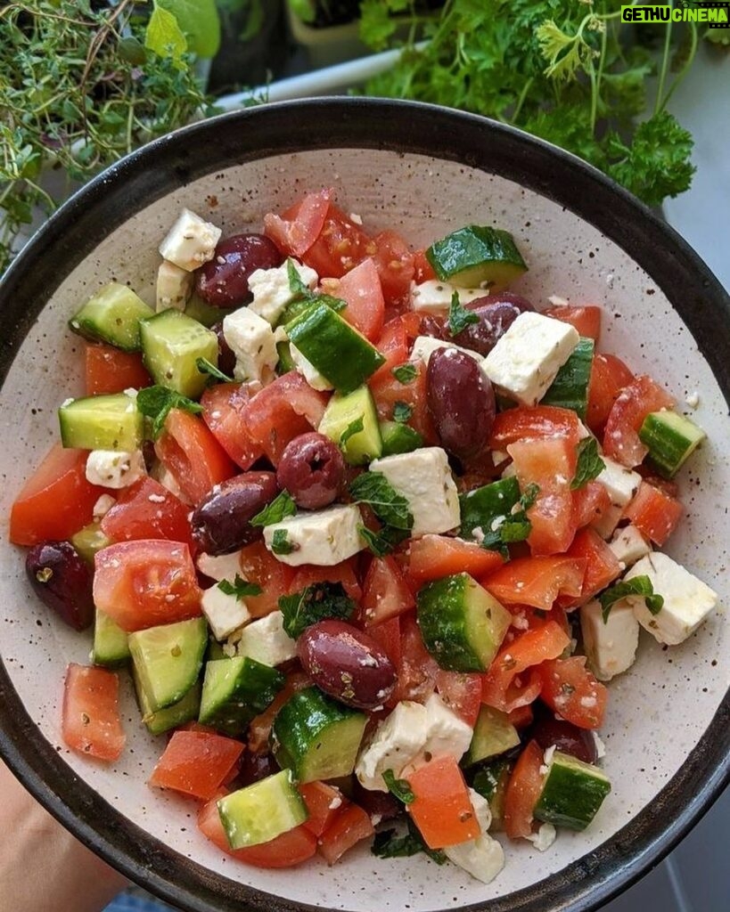 Hümeyra Aydoğdu Instagram - Salatasız asla diyenler ? Bennnn !! Salatanıza taze nane ekleyin 🌿 Tadına doyamayacaksınız 😍 #salad #salade #mint #minz #fresh #healhty #healhtyfood Düsseldorf, Germany
