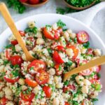 Hümeyra Aydoğdu Instagram – Size demiştim bu kış sağlıklı ve leziz tariflerle geçecek ki gelecek yaza rahat bir geçiş yapalım 😎😍 

NOHUTLU & AVOKADO YAĞLI-KİNOA SALATASI 

  1/2 su bardağı kuru kinoa
  3/4 su bardağı su
  2-3 su bardağı doğranmış/dilimlenmiş kiraz domates
  1 kase konserve nohut, suyu süzülmüş 
  3-4 dal doğranmış yeşil soğan
  2 adet taze limonun suyu 
  2 çorba k. avokado yağı
  1 diş sarımsak (ezilmiş ) 
  3-4 dal taze doğranmış maydanoz
  1/2 çay kaşığı toz kimyon
  1/4 çay kaşığı deniz tuzu
  1 çay kaşığı biber
  Benim en sevdiğim ve tat katmak için, 
taze kıyılmış kişniş ( isteğe bağlı ) 

Hadi yapalım 😊
 
Önce kinoanızı bir süzgeç yardımıyla yıkayın-durulayın. Küçük bir tencereye aktarın – orta ateşe getirin ve fazla suyunu çıkarmak için kinoayı kızartın. Sadece birkaç dakika kızartırken karıştırın.  Bu adım isteğe bağlı ama ben her defasında bunu yapıyorum. Tıpkı arpa şehriyeli pilav arpası gibi 😎Ardından suyunuzu ekleyin, ocağı yüksek seviyeye getirin ve kaynatın.  Kaynadıktan sonra, ısıyı en aza indirin ve kapağı hafif aralık bırakarak 10-12 dakika veya kinoa kabarana ve suyunu çekene kadar pişirin.
 Kinoa pişerken, diğer malzemeleri dilimleyin ve hazırlayın. 
 Sosu yapmak için avokado yağını (veya seçtiğiniz sağlıklı yağı) taze limon suyu, kıyılmış sarımsak, maydanoz, kimyon, tuz ve biberle birleştirin.
 Kinoanız hazır olduğunda, bir çatalla kabartın ve soğumaya bırakın (genellikle soğuması için buzdolabında veya derin dondurucuda birkaç dakika bekletin) ardından domates, yeşil soğan, nohut ve maydanozla birleştirin.  Ben ekstra olarak taze kişniş ekliyorum, tadına bayılıyorum !  Salatayı soslayın sosu az olmasın tadına tat katar 😋 Salatanın üzerine damak zevkinize göre herhangi bir ilave baharat eklemekten çekinmeyin 🥰 mesela nane çoook yakışacaktır 😋

#healthyeating #healthydinner #quinoa #recipe #avocado #düsseldorf #deutschland #food #healthyliving Düsseldorf, Germany