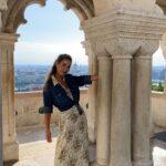 Hümeyra Aydoğdu Instagram - İstanbul’dan Düsseldorf’a eve varana dek kendimi önce Budapeşte’de rüyadaymışcasına Kale içinde 🏰 dolaşırken buldum 🧚🏼‍♂️ ardından Avusturya’nın en büyük ve sadece 92 cm derinliğindeki #neusiedler_see de botla gezerken ve akşamında Almanya’nın ortaçağ ruhunu korumuş olan Nürnberg şehrinin kalesine çıkarken buldum 😃 Annemin dediği gibi Tencere & Kapak olduğumuz kocamla karış karış Dünya 🌎💖 neyse ki evin yolunu bulduk 🥰 #budapest #budapestcastle #boat #austria #neusiedlersee #nürnberg #deutschland #travelling #düsseldorfer