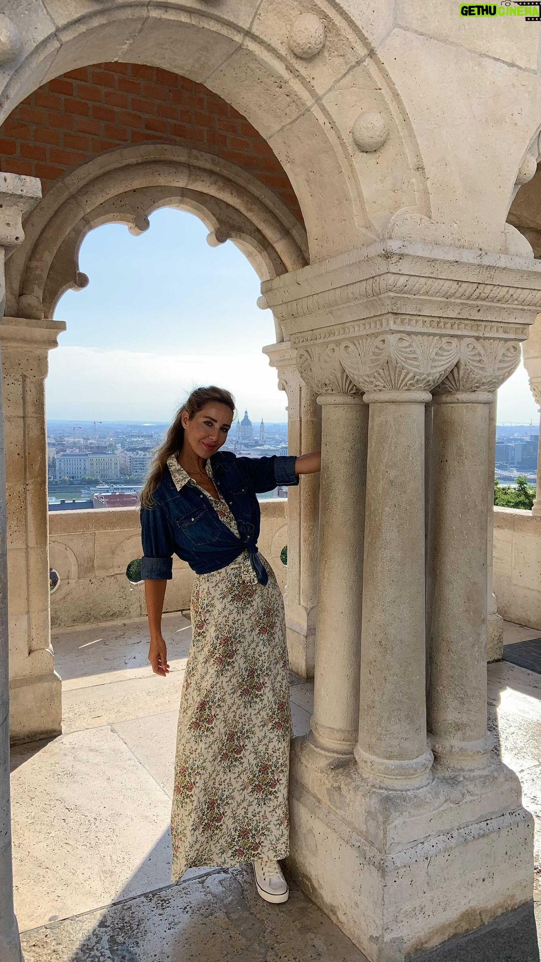 Hümeyra Aydoğdu - 1.2K Likes - İstanbul’dan Düsseldorf’a eve varana dek kendimi önce Budapeşte’de rüyadaymışcasına Kale içinde 🏰 dolaşırken buldum 🧚🏼♂️ ardından Avusturya’nın en büyük ve sadece 92 cm derinliğindeki #neusiedler_see de botla gezerken ve akşamında Almanya’nın ortaçağ ruhunu korumuş olan Nürnberg şehrinin kalesine çıkarken buldum 😃 Annemin dediği gibi Tencere & Kapak olduğumuz kocamla karış karış Dünya 🌎💖 neyse ki evin yolunu bulduk 🥰
#budapest #budapestcastle #boat #austria #neusiedlersee #nürnberg #deutschland #travelling #düsseldorfer