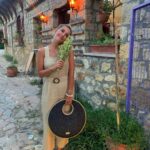 Hümeyra Aydoğdu Instagram - Kaz dağlarının biriciği “ Yeşilyurt Köyündeyim “ Yazlık evimize 40 dk mesafede olması nedeniyle hooopp özledim diyip gelmek gibisi yok ♥️ Taş sokakları - Taş evleri öyle güzel ki... Yemek için ister köy kahvesinde oturup ayran tost keyfi yapın isterseniz de şık bir akşam yemeği için lezzet ve mekan seçeneği çoook 😋 Adaçayı almadan, dondurma yemeden dönmeyin 🥳 #kazdaglari #yeşilyurtköyü #ida #natura #çanakkale #balıkesir #tatilnotları Kazdağları Yeşilyurt Köyü
