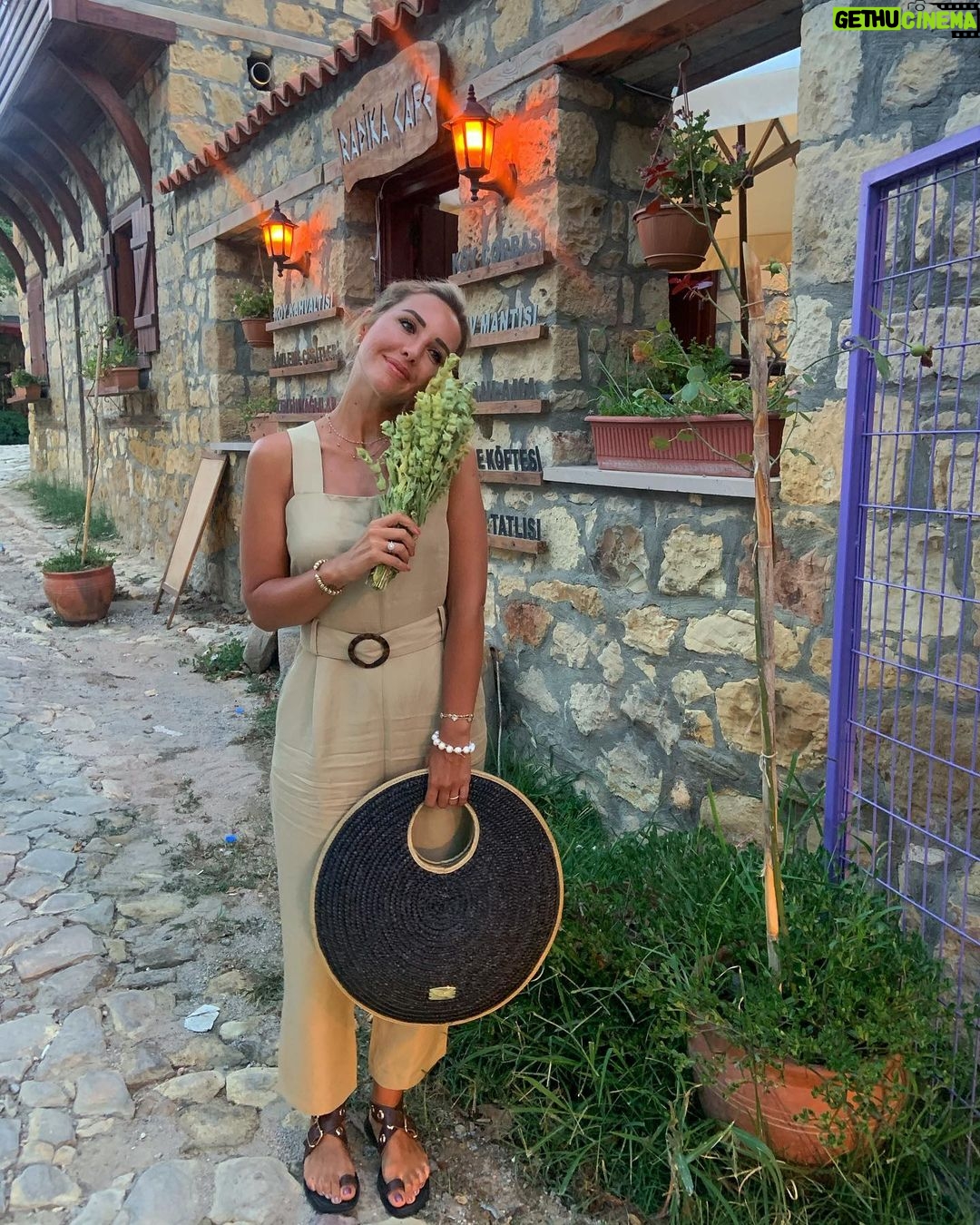 Hümeyra Aydoğdu Instagram - Kaz dağlarının biriciği “ Yeşilyurt Köyündeyim “ Yazlık evimize 40 dk mesafede olması nedeniyle hooopp özledim diyip gelmek gibisi yok ♥️ Taş sokakları - Taş evleri öyle güzel ki... Yemek için ister köy kahvesinde oturup ayran tost keyfi yapın isterseniz de şık bir akşam yemeği için lezzet ve mekan seçeneği çoook 😋 Adaçayı almadan, dondurma yemeden dönmeyin 🥳 #kazdaglari #yeşilyurtköyü #ida #natura #çanakkale #balıkesir #tatilnotları Kazdağları Yeşilyurt Köyü