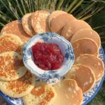 Hümeyra Aydoğdu Instagram - Tam bir Pazar yaz sabahı 🥳 Pancake ve cırcır böcekleri 😍🦋 #summer #pancake #cesme Çeşme, İzmir